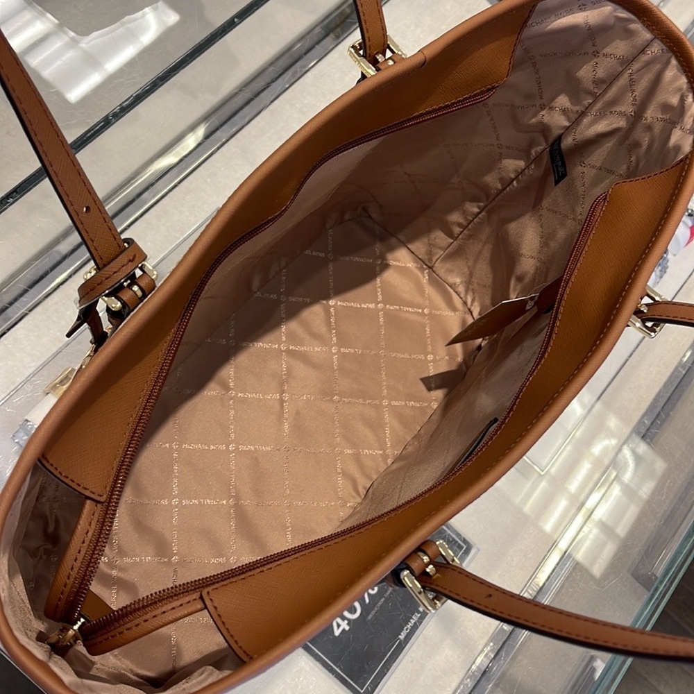 MICHAEL KORS
Jet Set Travel Large Logo Tote Shoulder Bag
COLOR VANILLA 
NWT - Picture 8 of 16